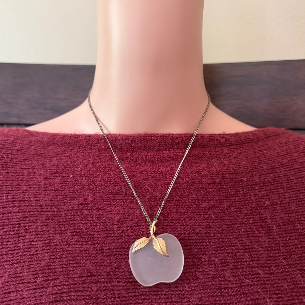 1970s Vintage Frosted Glass Apple Pendant Necklace Whimsical Retro‎ Gold Tone 18